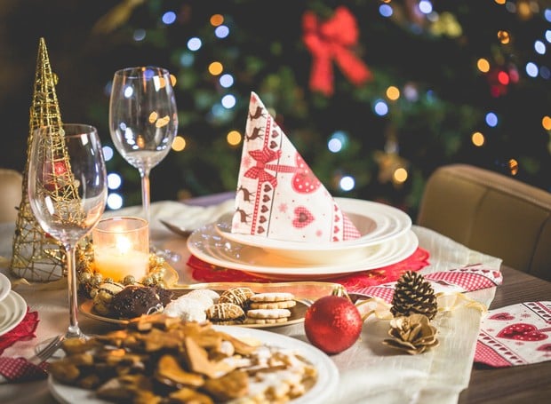 Existem celebridades que, na época de Natal, recebem presente em dobro!  É que esses famosos fazem aniversário justamente no dia 24 de dezembro, quando as famílias se reúnem para a tradicional ceia, ou no dia 25, feriado nacional de Natal. 