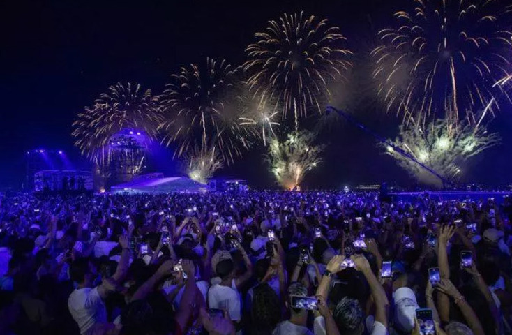 A festa da virada no Rio contará com mais de 70 atrações musicais em 13 palcos espalhados pela cidade. Em 2024, o evento reuniu mais de 5 milhões de pessoas, sendo 2,6 milhões só em Copacabana, segundo a Riotur.