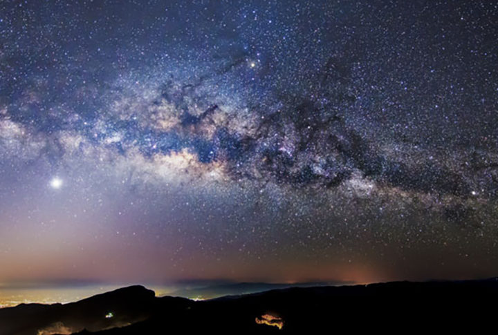 Foram encontradas moléculas com fósforo em uma nuvem de gás densa, localizada a aproximadamente 74 mil anos-luz do centro da Via Láctea, nas bordas da galáxia.