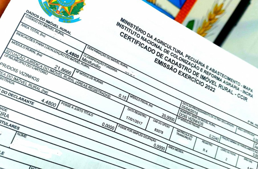 Sobre aspectos legais e documentação, toda propriedade rural deve estar regularizada. Isso inclui o Cadastro Ambiental Rural (CAR), matrícula atualizada, CCIR, documentos do INCRA em dia e áreas de preservação e reserva legal regularizadas. Esses requisitos garantem segurança jurídica e sustentabilidade da atividade rural.

