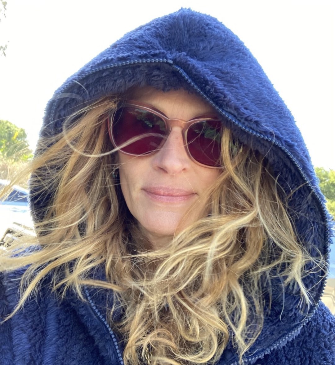 Os pais de Roberts, Walter Grady Roberts e Betty Lou Bredemus, eram proprietários de uma escola de teatro em Atlanta, no estado da Geórgia, e a instituição aceitou matricular os filhos do casal King no seu quadro de alunos após um pedido de Coretta. 
