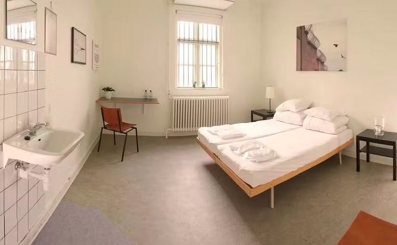 São 22 quartos com 55 camas ao todo, incluindo até uma suíte nupcial com decoração temática dentro das celas.