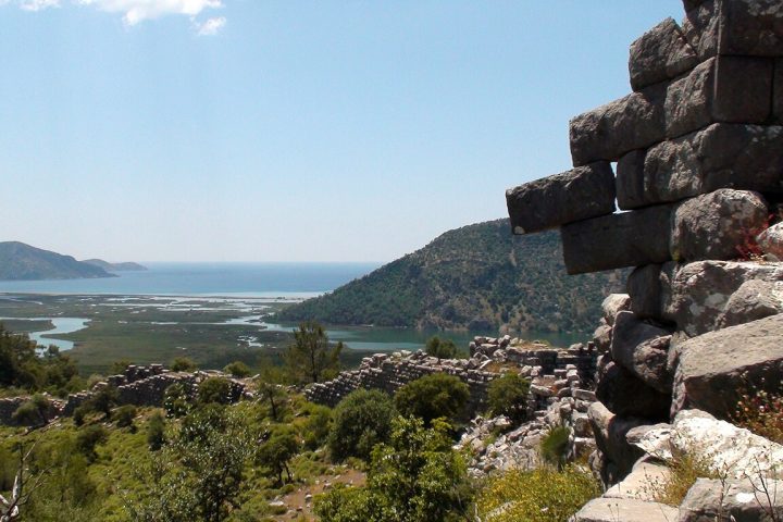 Hoje, Kaunos é um importante sítio arqueológico e uma das áreas históricas mais relevantes do sudoeste da Turquia, integrada a uma paisagem natural marcada por pântanos, montanhas e canais fluviais.