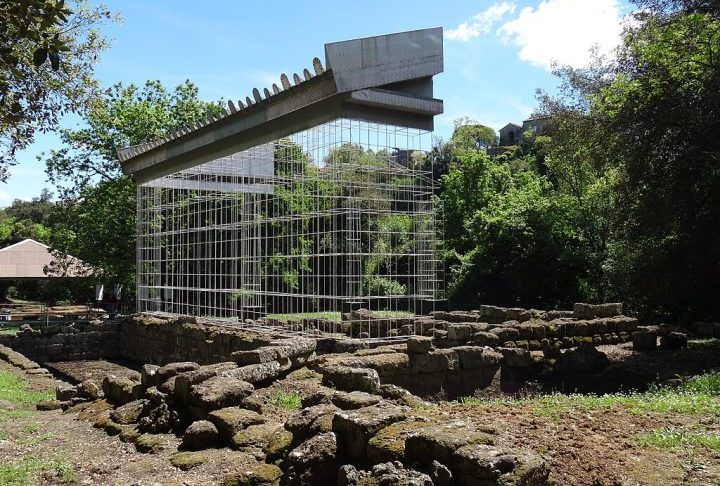Após a conquista, o território de Veios foi anexado ao Estado romano. Embora a cidade etrusca tenha sido destruída, os romanos posteriormente reconstruíram a área.