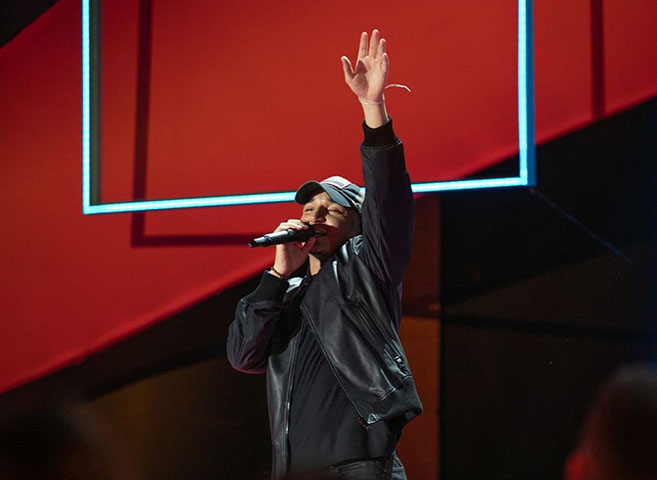 Ele é reconhecido por mesclar o forró tradicional, o piseiro e influências nordestinas com linguagem moderna, o que ajudou a ampliar seu alcance para além das festas regionais.
