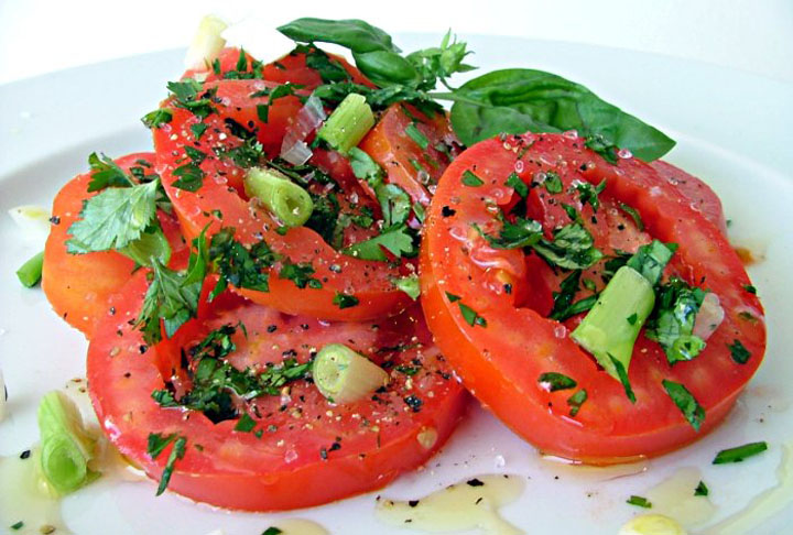 Tomate – 18 kcal/100g. Rico em licopeno, vitamina C e potássio. Consumido cru, em molhos e sucos.
