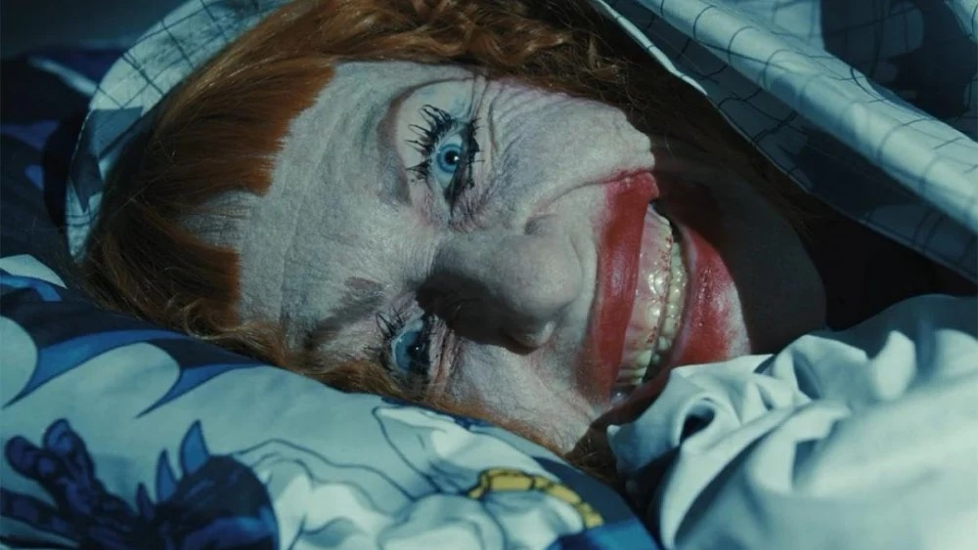 Amy Madigan em cena de "A Hora do Mal"