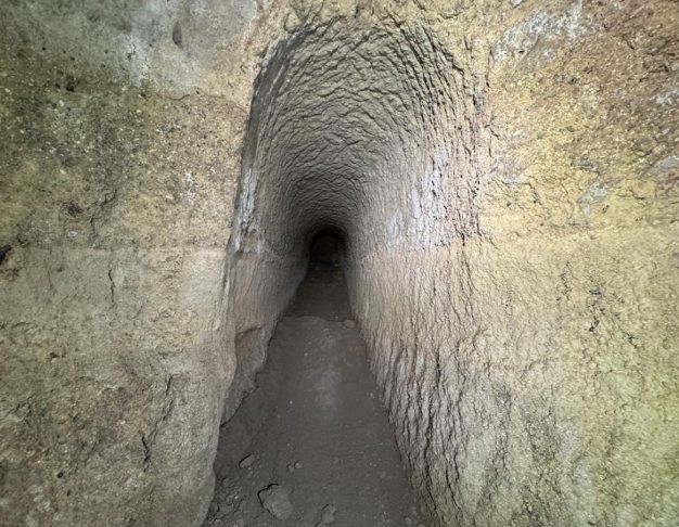 Esse sistema, construído com alta habilidade técnica, servia para abastecimento de água, rituais religiosos e defesa em tempos de guerra — permitindo movimentação de tropas e armazenamento de recursos durante cercos.