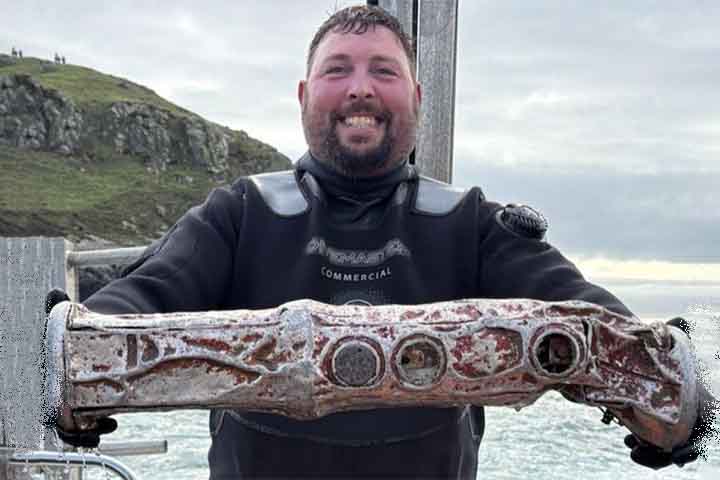 O fato ocorreu no fundo do mar próximo à ilha de Skomer, na costa galesa. Assim, o objeto estava coberto por organismos marinhos e parece ser compatível com este tipo de equipamento, que era usado por forças militares estrangeiras para rastrear movimentos de submarinos.