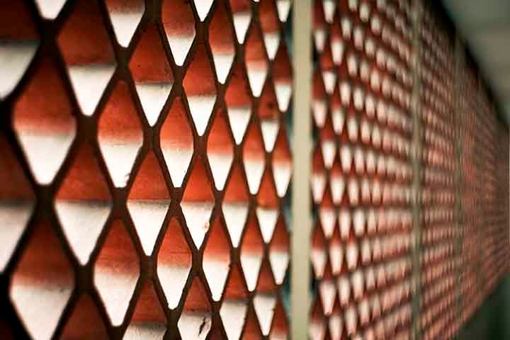 Com um século de história, o cobogó é um elemento ímpar da arquitetura brasileira, símbolo de uma adaptação criativa às condições climáticas e culturais do país. 