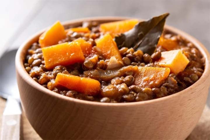 Presente na ceia de Réveillon, a lentilha carrega uma história milenar e um simbolismo que atravessa continentes. Cultivada desde a Antiguidade e associada à fartura, prosperidade e renovação, a leguminosa ganhou espaço nas mesas de fim de ano.