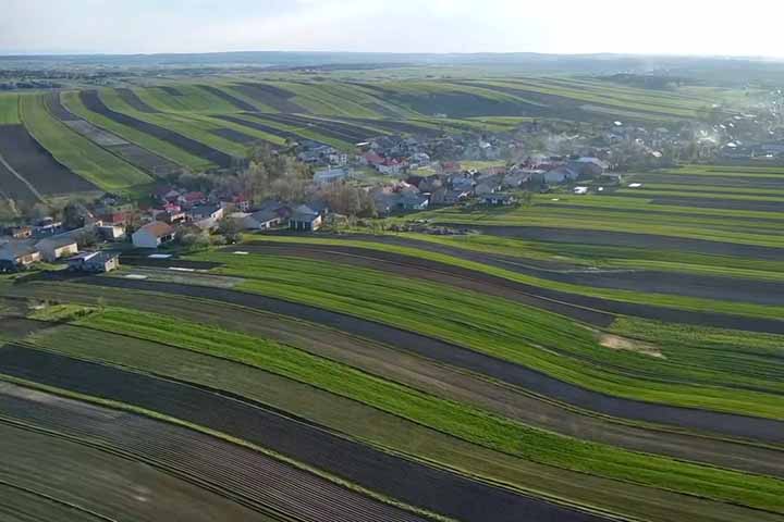 Conhecida como Pequena Toscana, Suloszowa abriga residências, comércios, igrejas e escolas distribuídos ao redor dessa via central.
