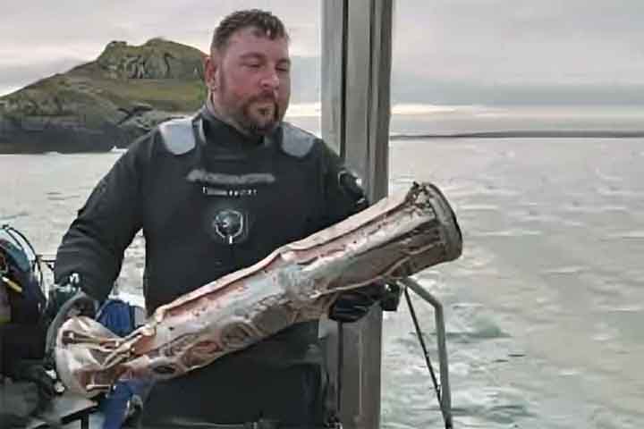 Durante uma limpeza rotineira, um grupo de mergulhadores encontrou um objeto que parece ser um dispositivo de espionagem russo, chamado boia sonar ou sonobuoy, na costa do Reino Unido, mais precisamente no País de Gales.