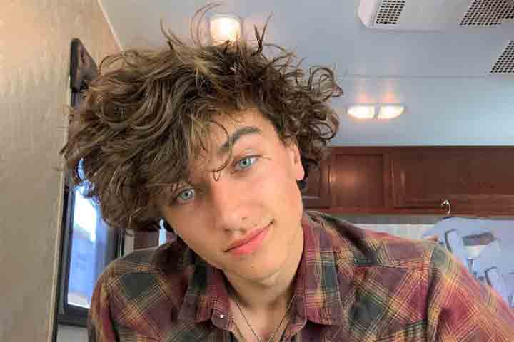 Casalegno nasceu em Dallas, no estado americano do Texas, em 2 de setembro de 1999, em uma família com raízes na região italiana do Piemonte.
