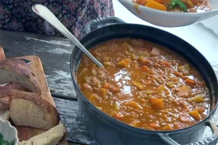 A lentilha é uma das culturas mais antigas do mundo, com vestígios que datam de aproximadamente 8.000 anos, indicando que foi um dos primeiros alimentos a ser cultivado na Pré-história.