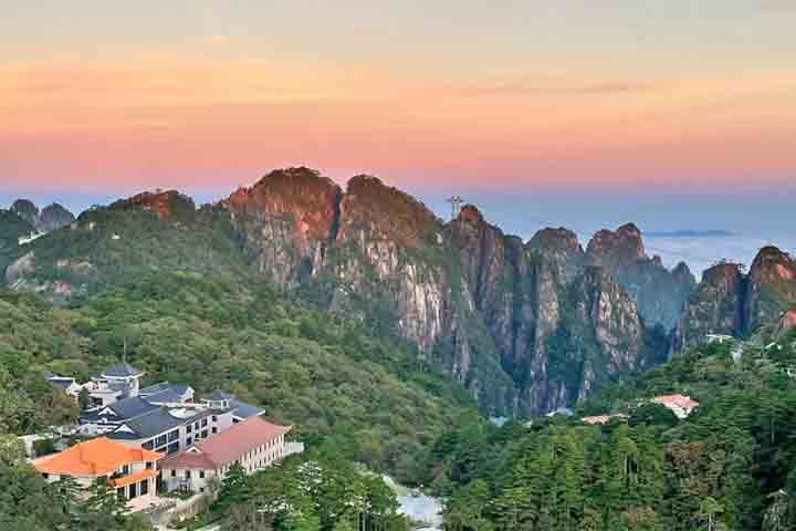 O Pico Tiandu, localizado em Huangshan, na China, é famoso ter uma das trilhas mais desafiadoras e perigosas do país.