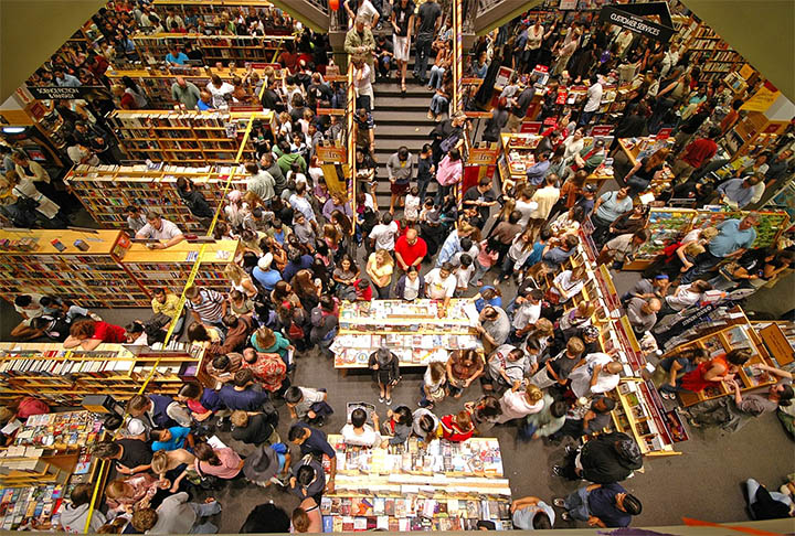 Seu trabalho ganhou notoriedade mundial, vendendo mais de 600 milhões de cópias. Depois, se transformou na saga literária mais vendida da história. Em 2012, a obra já havia sido traduzida para 73 idiomas.