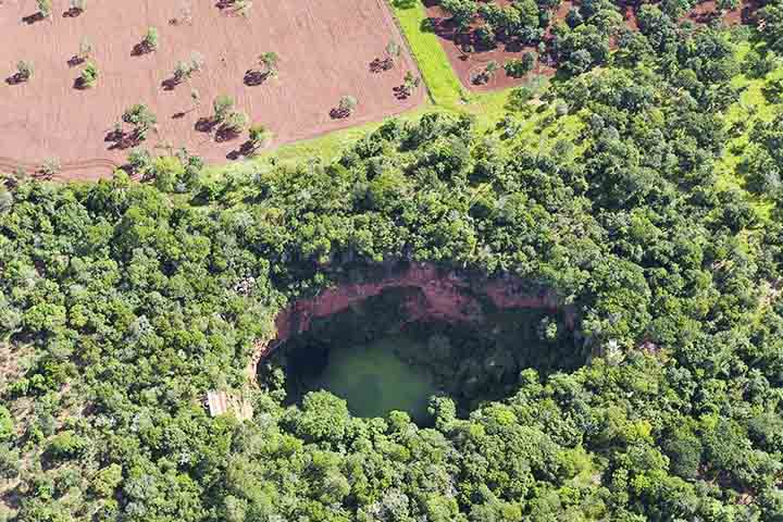 Descoberto em 1912 por trabalhadores rurais, o Buraco das Araras, como é conhecido, tem 100 metros de profundidade.