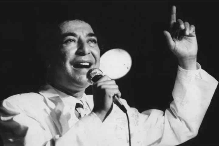 Após sua morte em 2000, diversas homenagens foram realizadas, como o lançamento do disco João Nogueira, através do espelho com participação de outros sambistas, e o Centro Cultural João Nogueira, no Rio de Janeiro. 