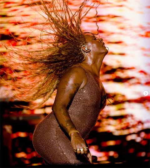 Após dois anos, no dia 22 de Março de 2019, lançaram o segundo álbum, Goela Abaixo, com destaque para as músicas Calmô e Intimidade.