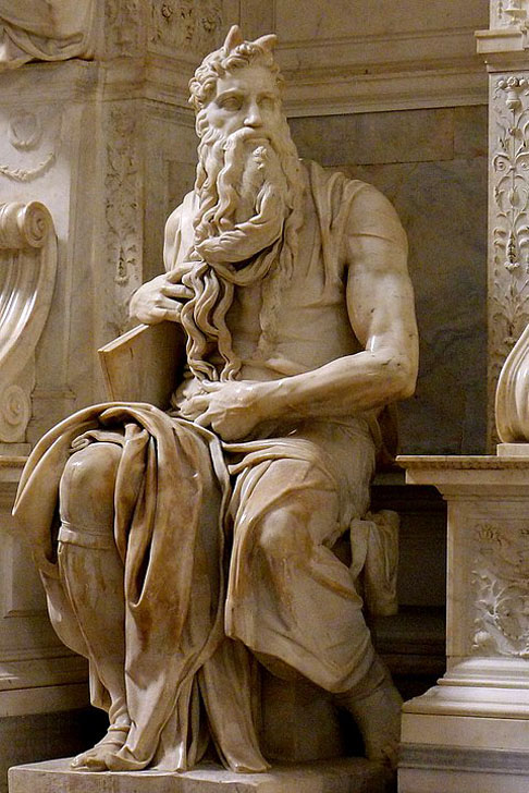 Moisés - A bela escultura ornamenta o túmulo do Papa Júlio II e tem veracidade tão impressionante que, ao terminar a obra, conta-se que Michelangelo gritou: Por que não falas?. A estátua, feita entre 1513 e 1515, mostra o profeta acorrentado, com longas barbas.