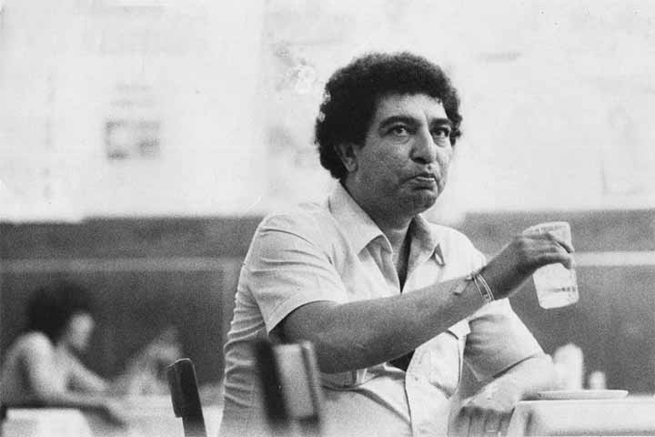 Nascido no Rio de Janeiro, João Nogueira cresceu em um lar com forte influência musical, ao aprender a tocar violão e a compor ainda jovem, com a ajuda de sua irmã Gisa Nogueira. 