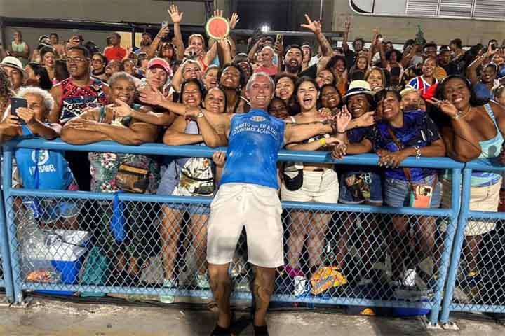 Conhecido pela inovação e surpresa, Paulo Barros trouxe ao Carnaval Carioca um estilo característico, com alegorias humanas, dotadas de tecnologia e voltadas ao lado lúdico. 