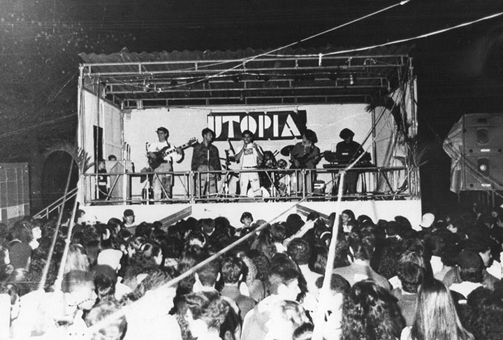 A semente da banda remonta a 1989, quando Sérgio conheceu o irmão de Bento e eles se juntaram a Sérgio Reoli formando a Banda Utopia, que fazia covers de bandas já famosas na época (Legião Urbana, Titãs, Paralamas do Sucesso). . 