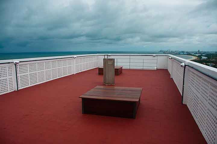 Considerado um ícone da arquitetura moderna em Pernambuco, o edifício hoje funciona como mirante, oferecendo uma vista privilegiada de 360 graus das cidades de Olinda e Recife.
