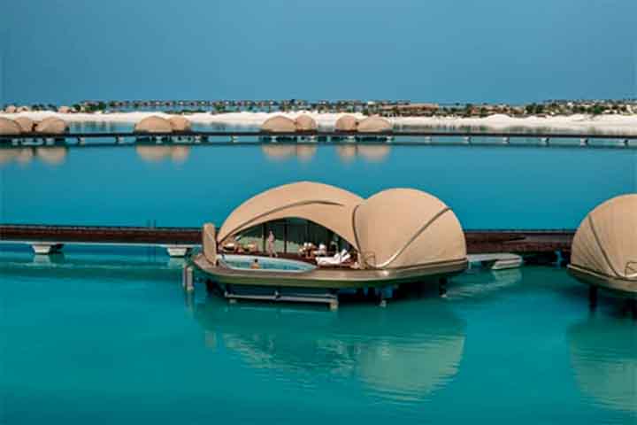 6º) Nujuma, Ritz-Carlton Reserve, Arábia Saudita: Os hóspedes podem mergulhar em recifes de corais preservados ao lado de tartarugas, golfinhos e arraias. Os quartos em formato de concha são vilas flutuantes sobre o Mar Vermelho.