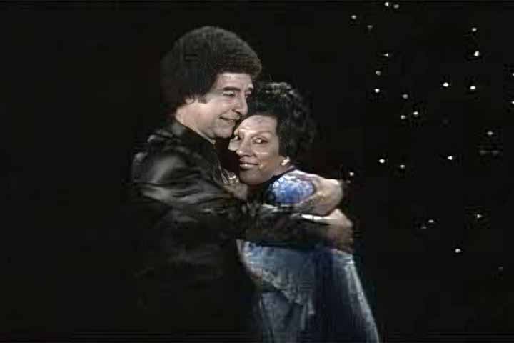 Seu primeiro disco foi um compacto simples com Alô Madureira e Mulher Valente. Em 1969, Elizeth Cardoso gravou seu Corrente de Aço, no disco Falou. 