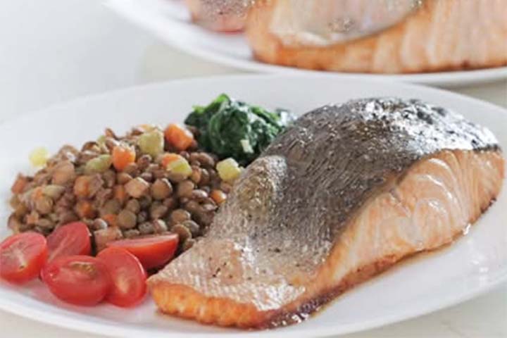 A lentilha também possui menções notáveis em textos religiosos antigos, como no Antigo Testamento da Bíblia. A história de Esaú, que vendeu seu direito de primogenitura a seu irmão gêmeo Jacó por um prato de guisado de lentilhas, ilustra como esse alimento já era valorizado na época.