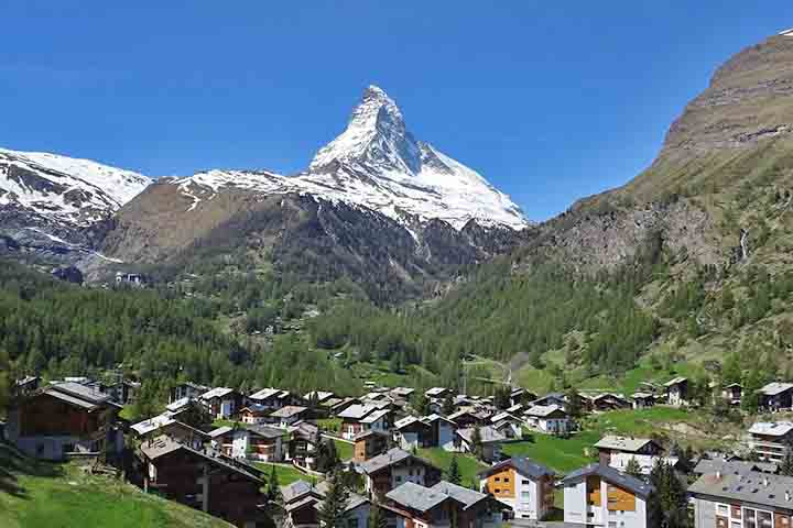 Localizado na fronteira com a Itália, ele se tornou famoso no século 19, quando montanhistas britânicos impulsionaram sua notoriedade, e até hoje representa um desafio técnico e emocional para alpinistas experientes.
