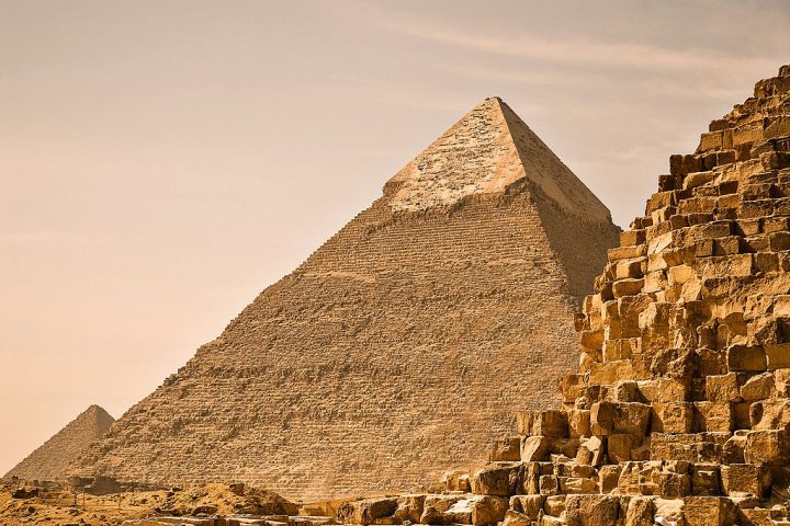 Patrimônio Mundial da Unesco, foi a estrutura mais alta do mundo por mais de 3 mil anos — chega a 146 metros de altura.