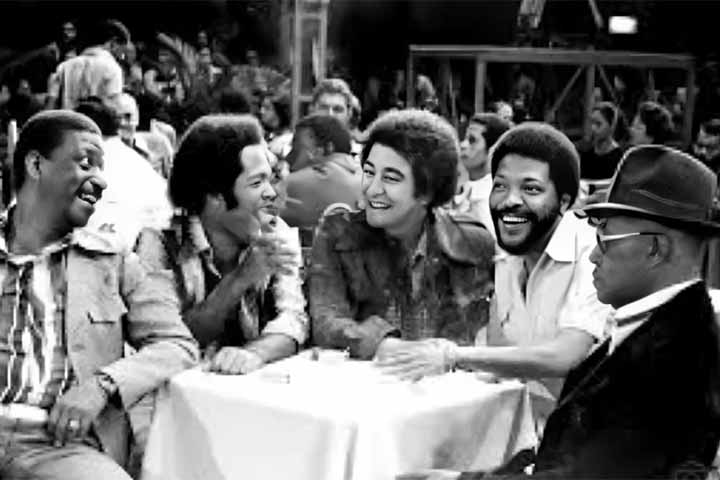 João Nogueira era membro da tradicional Portela, sendo integrante de sua ala de compositores. Ele também fez parte da Tradição, quando algumas alas da Portela se desmembraram para fundá-la. Mais tarde, voltou à sua querida escola e reapareceu nos desfiles.