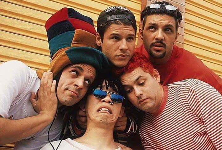 Os integrantes Dinho, Bento Hinoto, Samuel Reoli, Sério Reoli e Júlio Rasec criaram uma forma diferente de lidar com a música - focada em piadas com eles mesmos e com situações.  