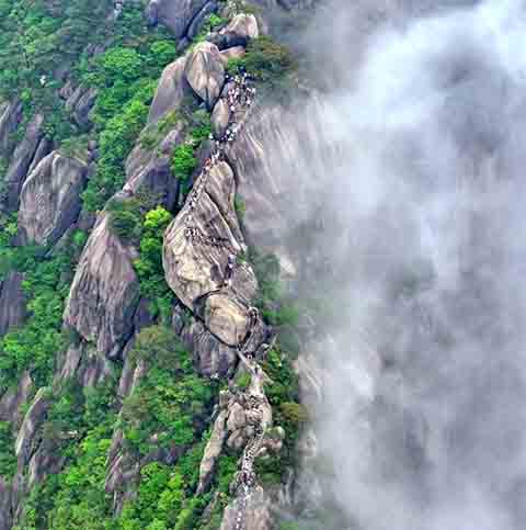 Os trechos quase verticais e passagens estreitas que chegam a menos de 60 centímetros de largura desafiam os aventureiros de plantão. 