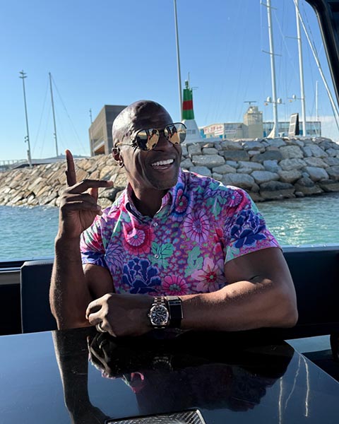 O carismático ator fez uma participação especial em um programa humorístico do Brasil, no quadro Guerreiro, o bombeiro do Casseta & Planeta, Urgente!