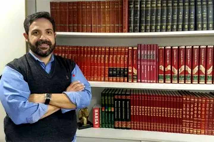 A Barsa foi concebida com apoio da Encyclopaedia Britannica e de intelectuais brasileiros, marcando gerações de estudantes. Nos anos 1970 e 1980, tornou-se comum ver colecionadores de fascículos que, mais tarde encadernados, formavam volumes enciclopédicos.
