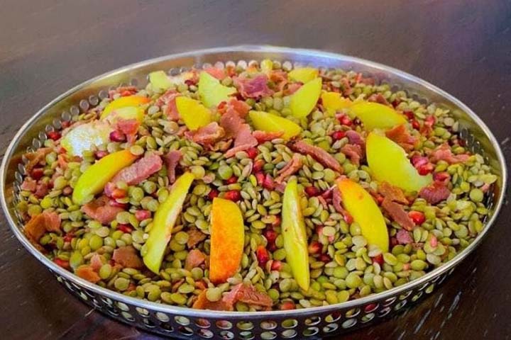 Na cultura judaica, a lentilha também é um alimento simbólico, frequentemente servido em rituais de luto, porque sua forma redonda e a ausência de boca simbolizam a totalidade da vida e da morte, e a natureza contínua do ciclo da vida e da tristeza. 