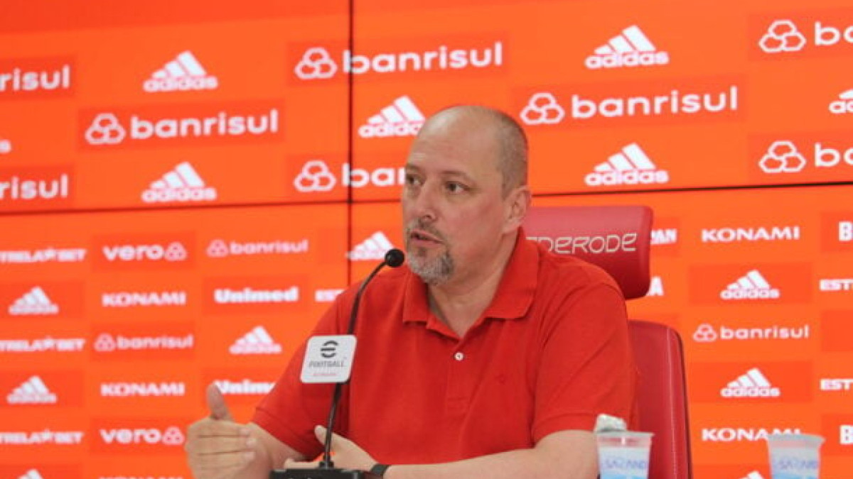 Alessandro Barcellos reconhece falhas na janela de transferências no meio do ano e aposta em equilíbrio orçamentário em 2026