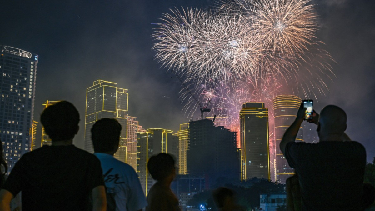 O ano de 2026 já chegou nas Filipinas (foto) e os fogos de artifício coloriu os céus em Makati