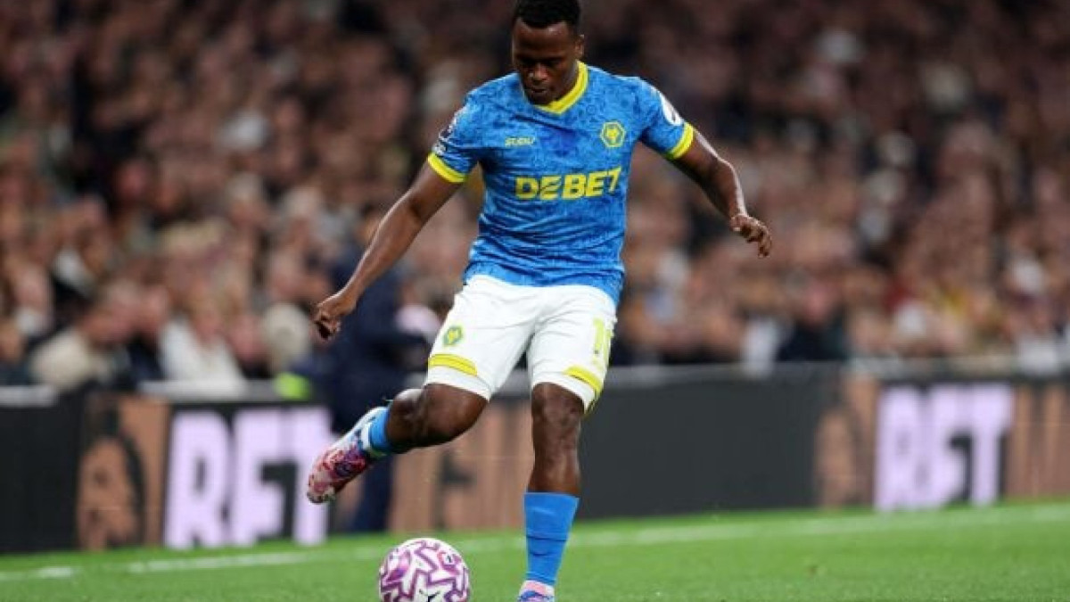 Colombiano tenta reencontrar bom futebol no Wolverhampton, lanterna da Premier League, mas é especulado para voltar a atuar no Brasil