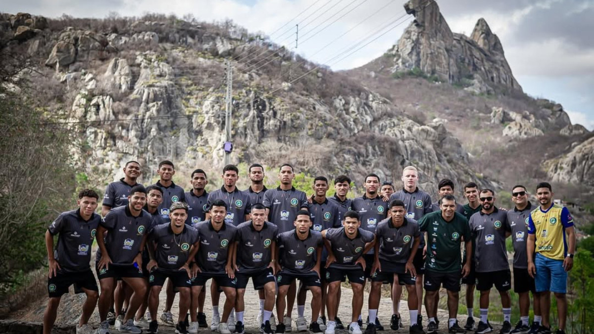 Atletas do sub-20 do Quixadá posam em frente a Pedra da Galinha, famoso ponto turístico da cidade, antes de partirem para a disputa da Copa São Paulo de Futebol Júnior