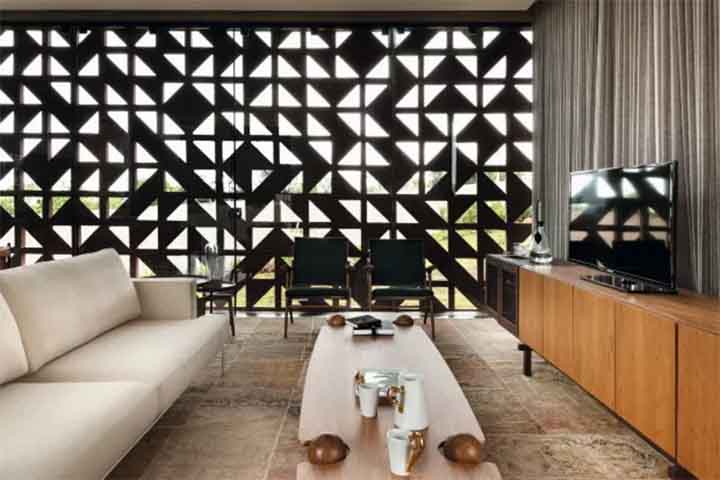 Mais do que estética, o cobogó desempenha papel climático relevante. Em locais de calor intenso, sua geometria vazada favorece a passagem de ventos, sem comprometer a privacidade. 
