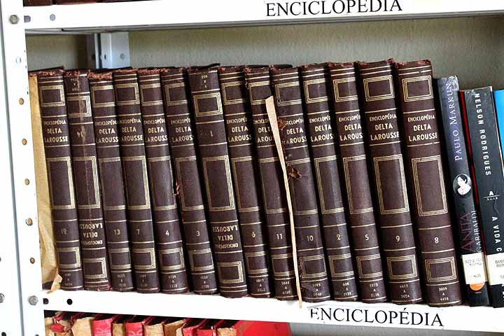 Além da Barsa, outras coleções marcaram época no Brasil, como a Enciclopédia Delta Larousse, publicada pela Editora Delta, e a Mirador Internacional, traduzida e adaptada para o público brasileiro a partir de uma versão espanhola. 
