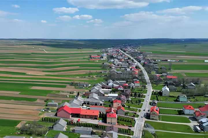 Uma vila localizada no sul da Polônia chama a atenção por seu formato inusitado: construída ao longo de uma única rua de 9 km, abriga cerca de 6 mil moradores. 