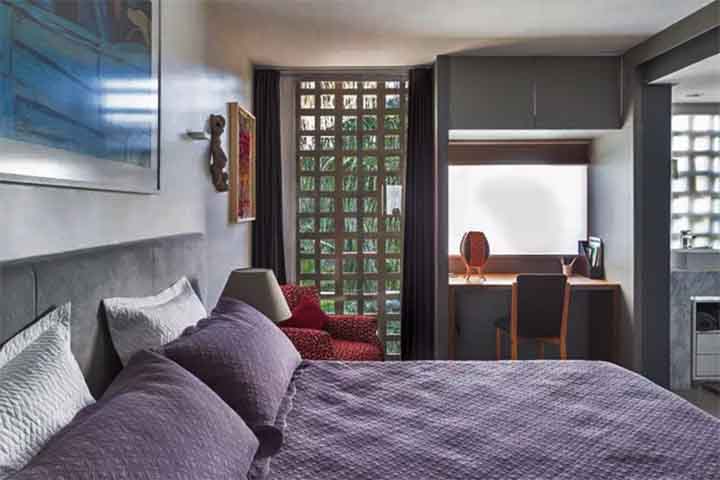 A luz difusa que atravessa seus vazios reduz o ganho solar direto, diminuindo ofuscamentos e calor excessivo, mas permitindo iluminação natural suave. 
