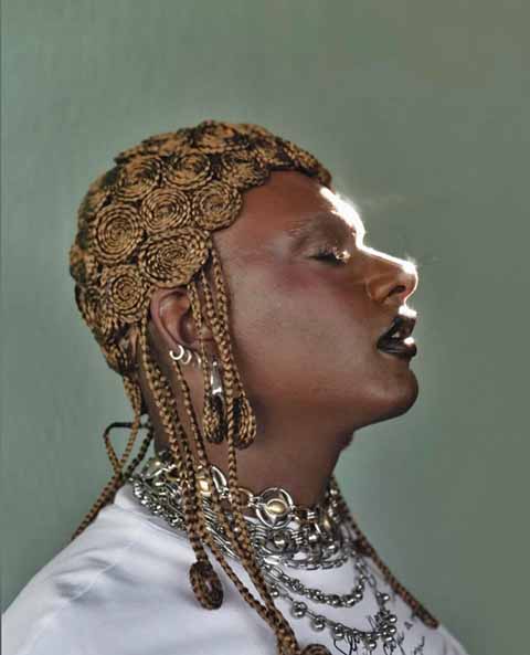 Começou a ganhar projeção com a banda Liniker e os Caramelows, entre 2015 e 2020. Afinal, os vídeos com suas interpretações do projeto ganharam milhões de visualizações rapidamente e passaram a chamar a atenção do grande público.