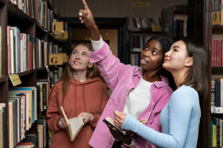 Até o final do século 20, elas mantiveram um lugar central nas estantes de escolas, bibliotecas e residências.
